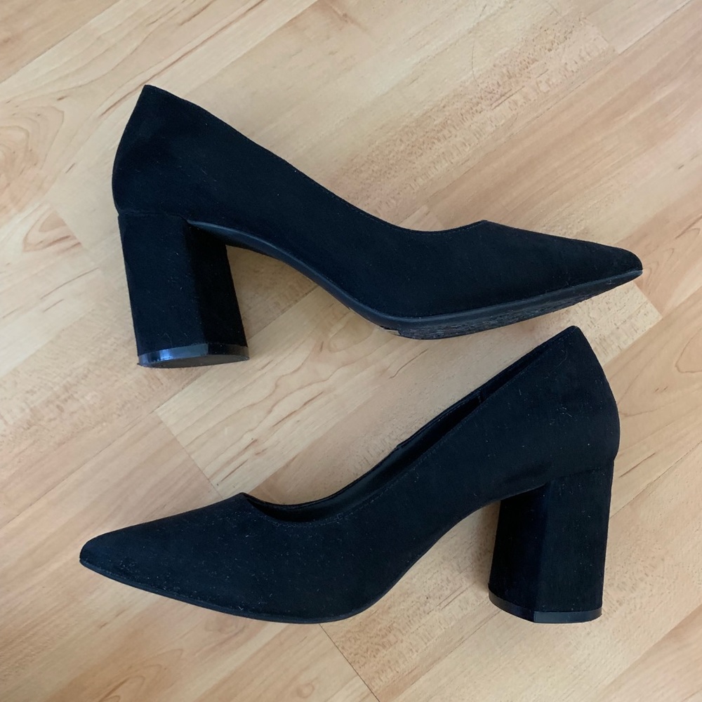Black pumps